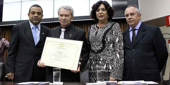 O vereador Lúcio Bocão (esq), o conselheiro e sua esposa (centro) e o vereador Silvinho Rezende (dir) - Foto: Thiago Rios